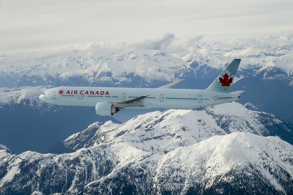 Somalet air canada leitet über schneebedeckte Berge