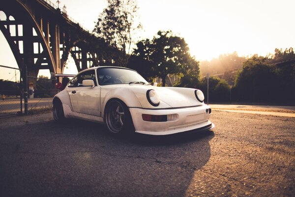 Porsche blanco al atardecer