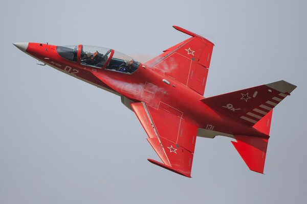 Un caza de color rojo realizó su primer vuelo