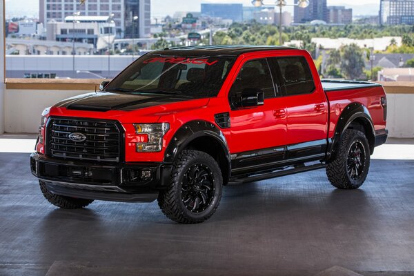 Pickup Ford sintonizzato con carrozzeria nera rossa