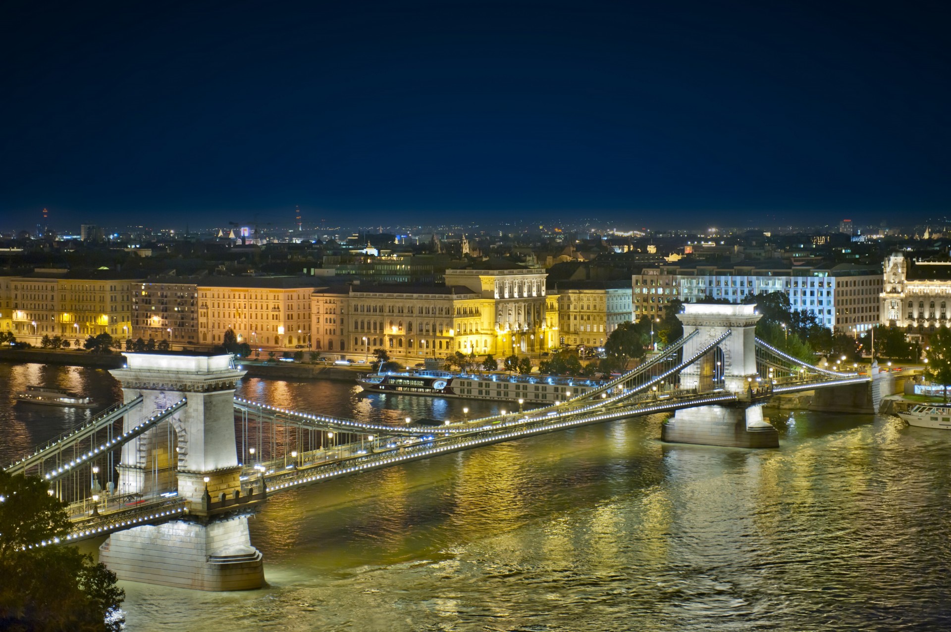 am abend brücke budapest