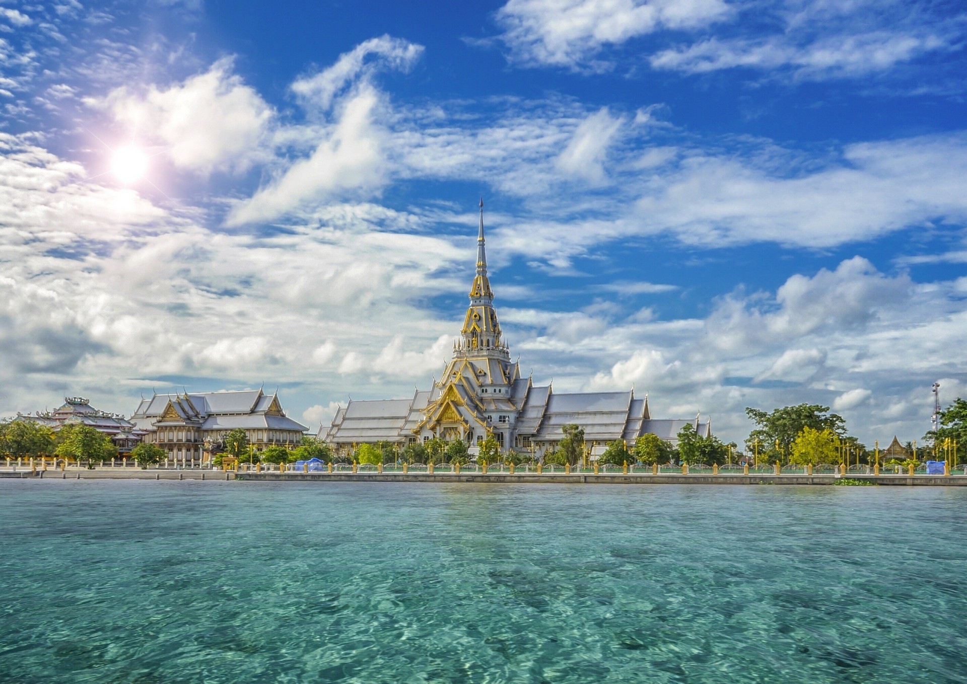 tempel wasser thailand durch gleitet böschung