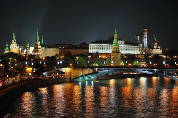 Ночной вид на Московский Кремль