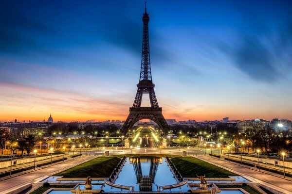 Der weltberühmte Eiffelturm in Paris