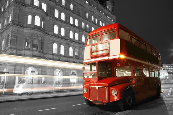 Autobús rojo en la carretera en blanco y negro de la ciudad de Inglaterra