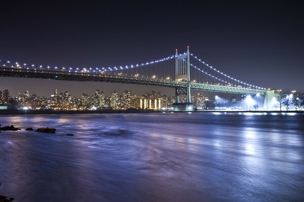 Puente en nueva York por la noche