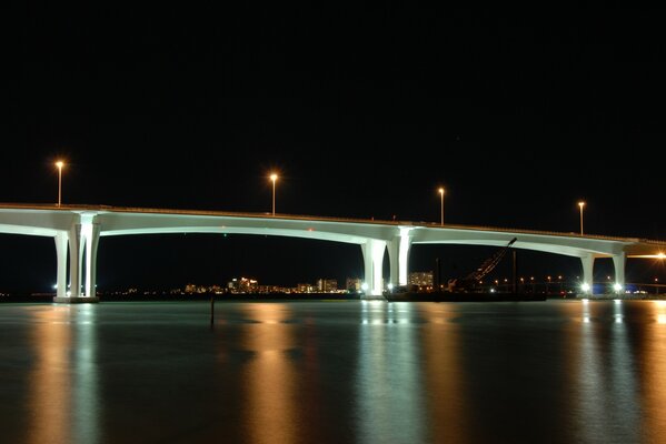 Beleuchtete Brücke in der Nachtstadt