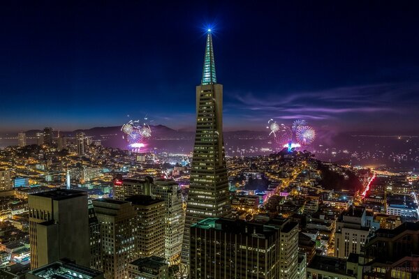 Die Lichter der Beleuchtung in der Nacht in San Francisco