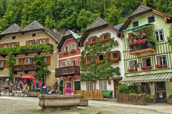 Österreichische Landschaft mit Gebäuden und Brunnen