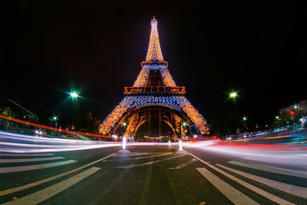 Tour Eiffel à Paris le soir