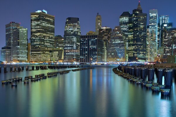 Baia sullo sfondo dei grattacieli di New York