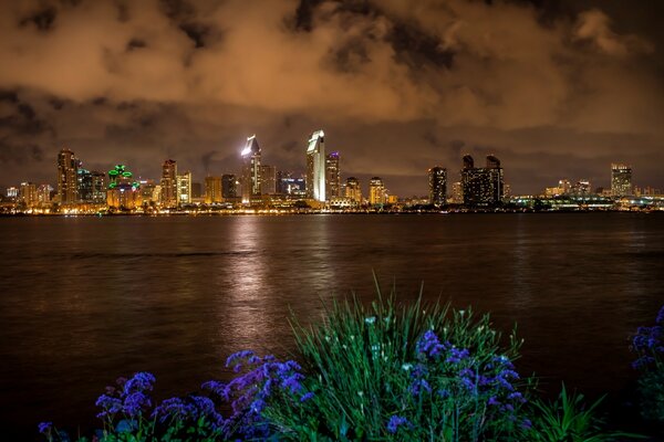 Vue nocturne sur la rivière à San Diego