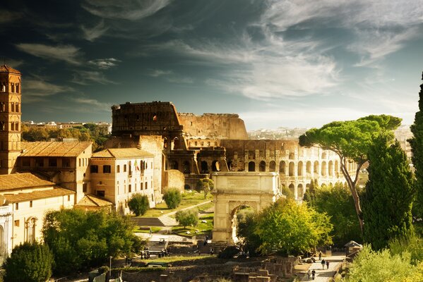 Colosseo romano su uno sfondo di alberi