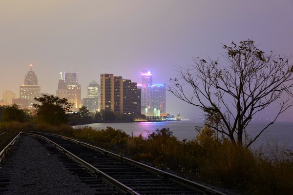 Ville de nuit brumeuse au bord de l eau