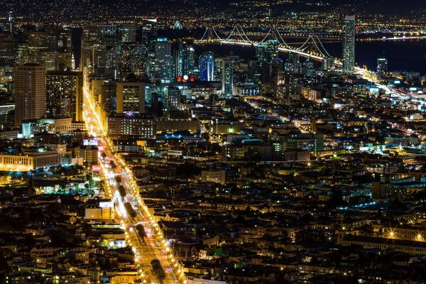 Vue aérienne de la ville animée de nuit