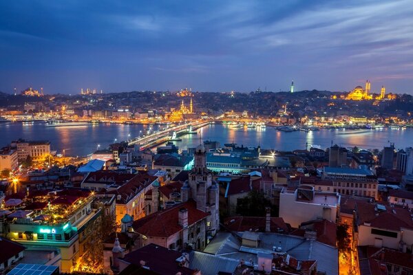 La ciudad nocturna de Estambul en Turquía