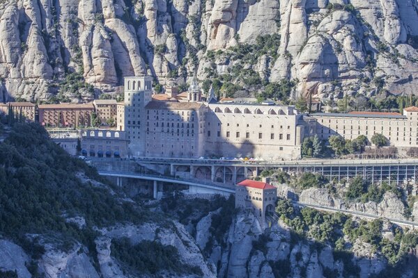 Monastère de Montserrat au milieu des falaises en catholicité