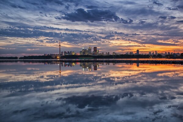 Minimalismo. Reflejo de la ciudad en el agua