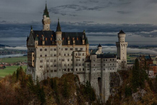 Castillo de Neuschwanstein en Alemania en el fondo de las rocas