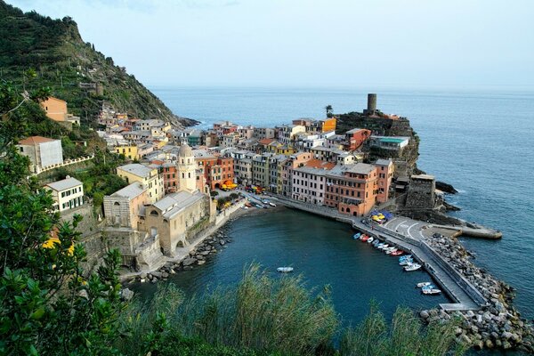 Vista dall anno della città situata sul mare