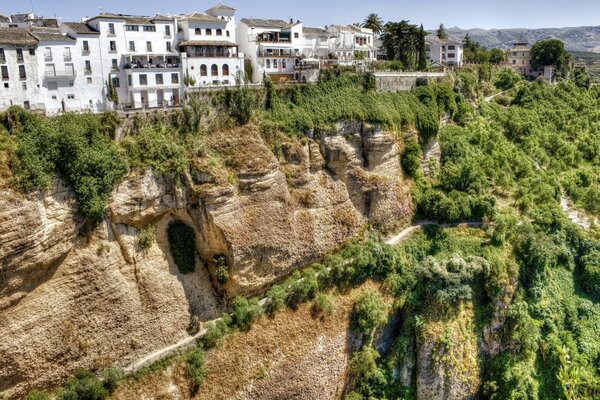 Edificio en las montañas cerca de un acantilado en España