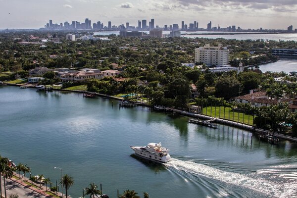 Le yacht glisse sur la surface de l eau