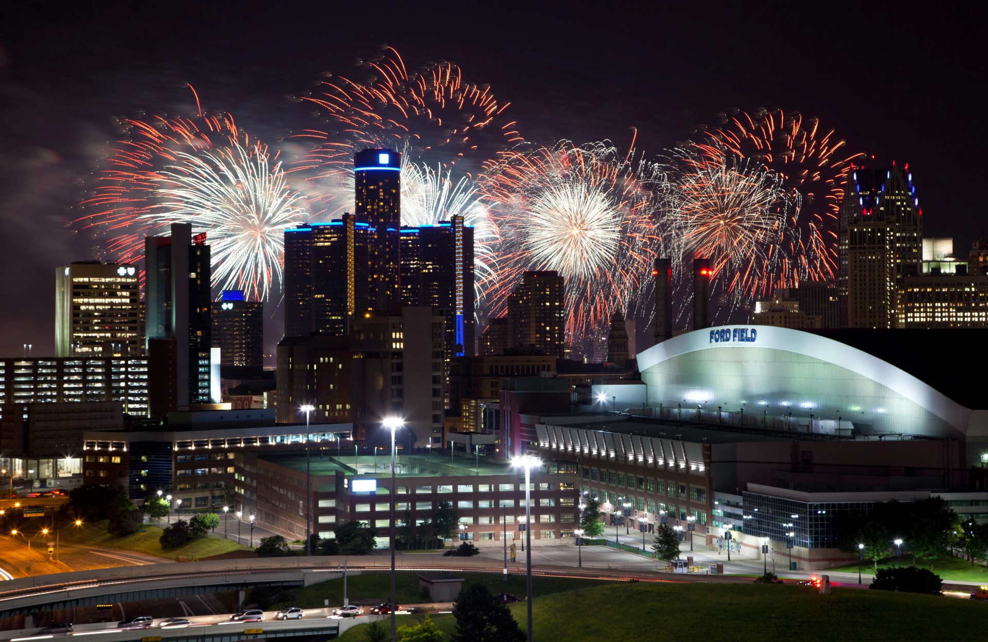 luci fuochi d artificio detroit grattacieli notte