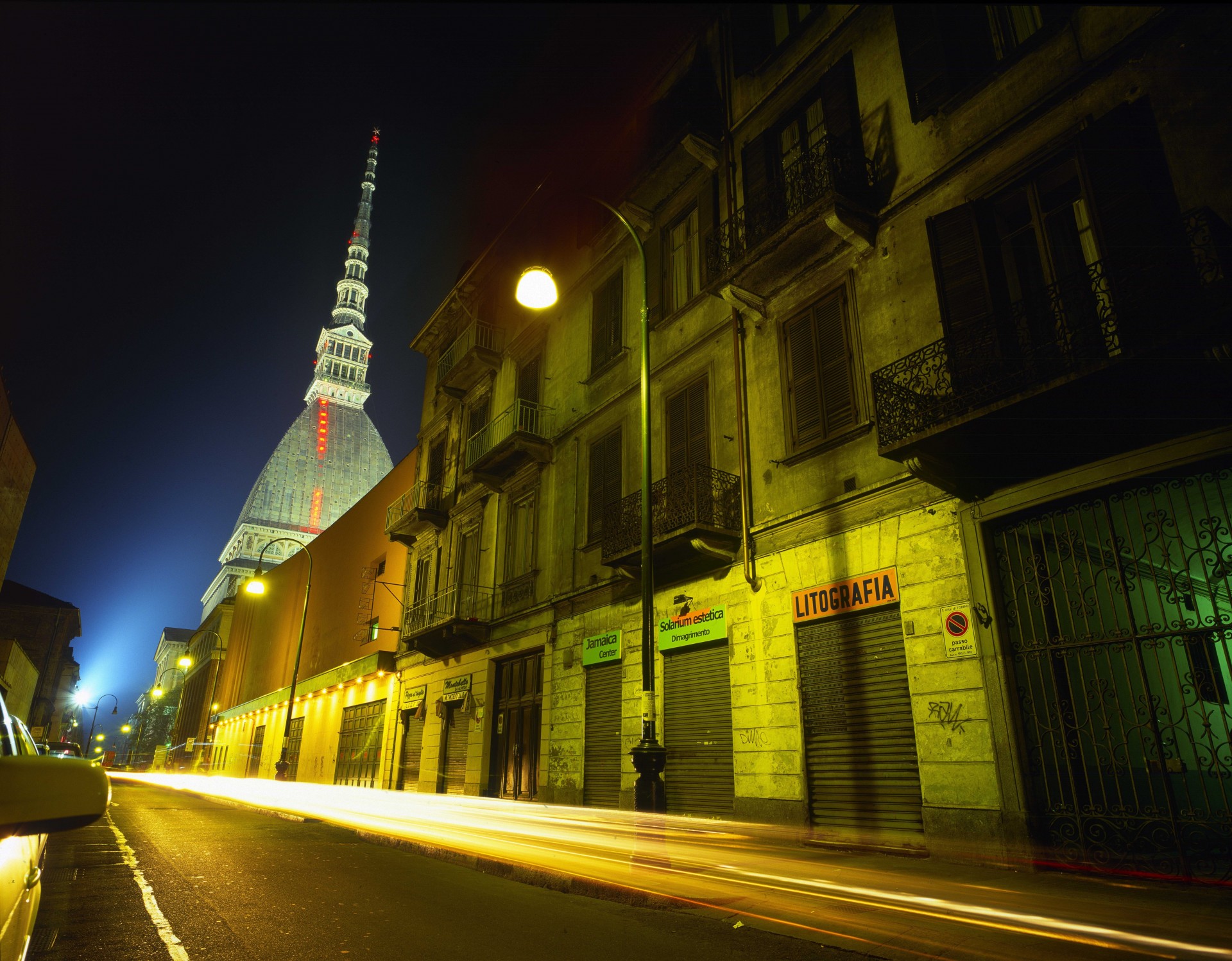 luces edificio turín