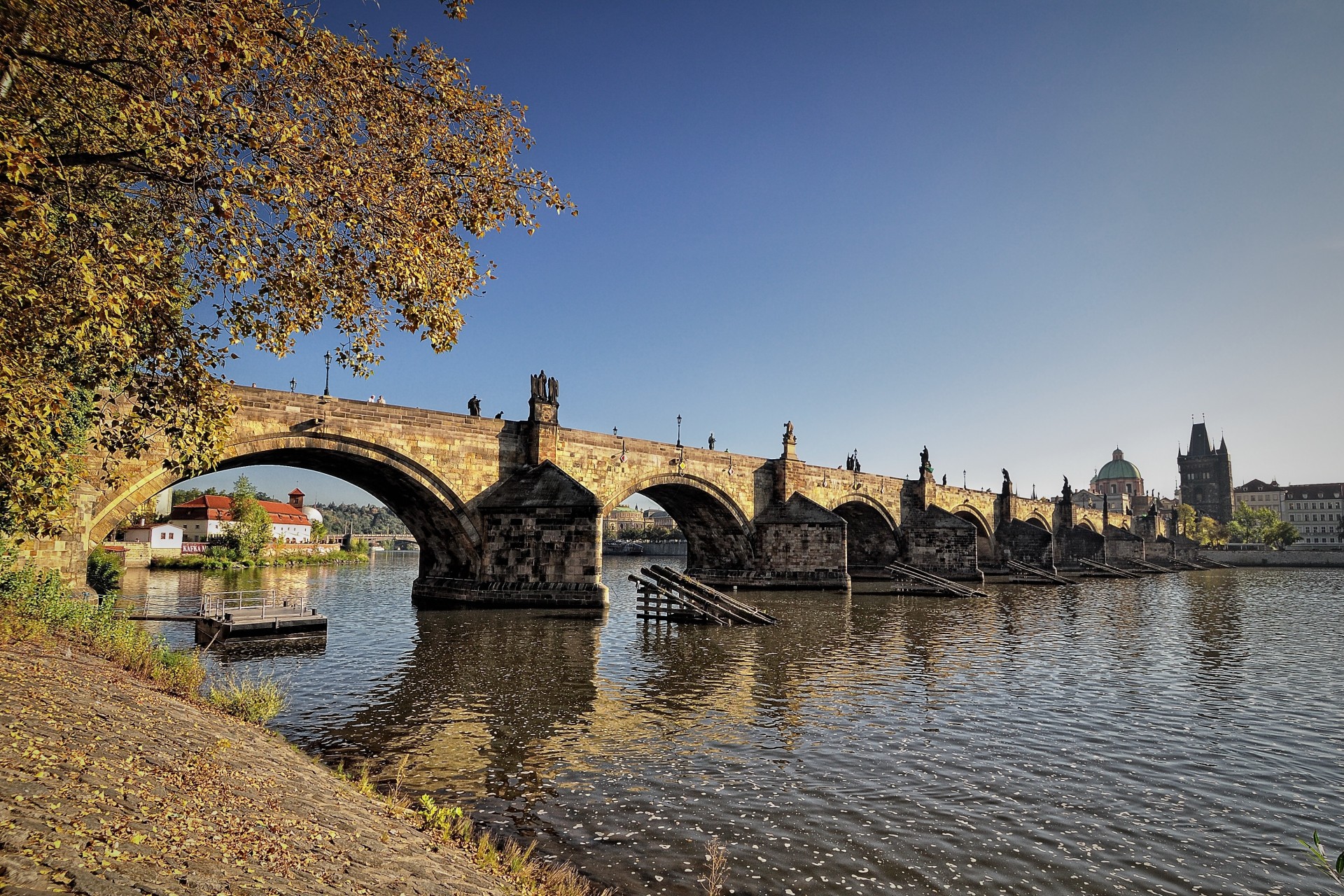 otoño puente de carlos praga