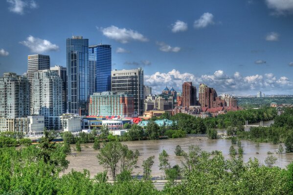 Panorama de los edificios altos de Canadá a través del río