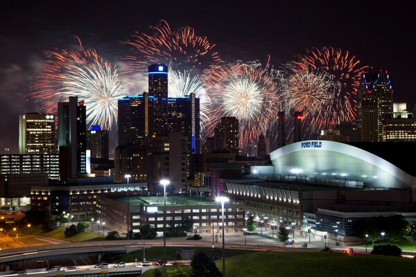 Fuegos artificiales sobre los rascacielos de la ciudad nocturna de Leepa