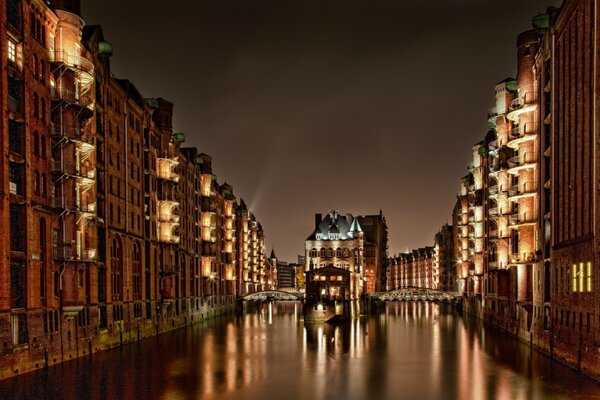 Stadt am Fluss, schöner Abend