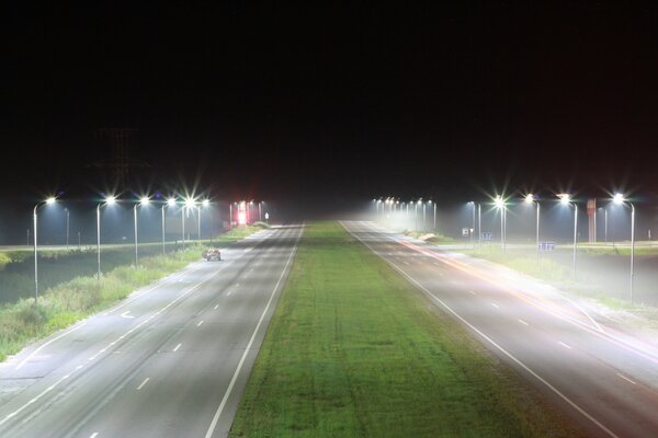 Leere Nachtstraße in Lichtern