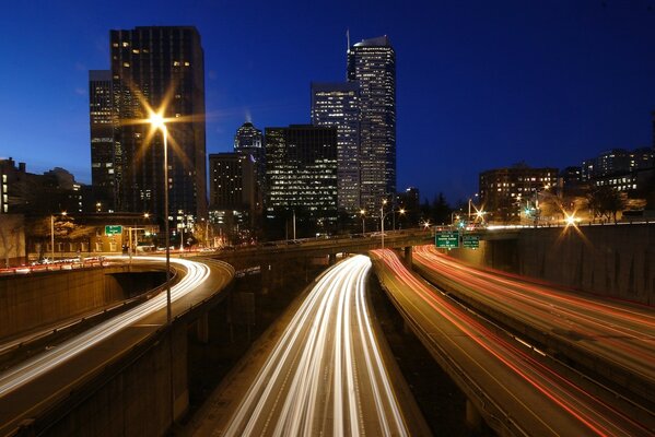 Camino nocturno en Washington, rascacielos