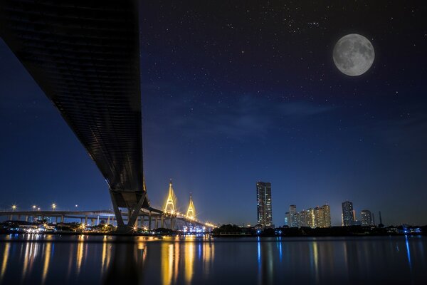 Città notturna nelle luci sotto il chiaro di luna