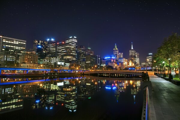 Panorama en la noche de Melbourne en verano