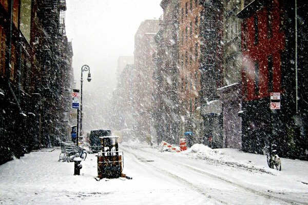 Paysage de rues calmes enneigées de New York