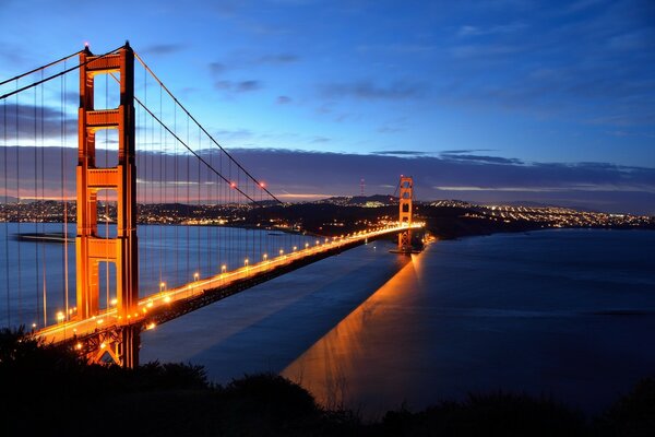 Vue de nuit sur le Détroit du Golden Gate et le pont