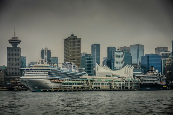 Widok na port ze statkami w Vancouver