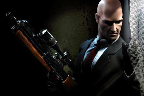 HITMAN z pistoletem podgląda kogoś przez zasłony