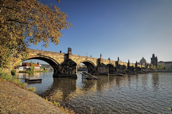 Paesaggio del Ponte Carlo a Praga in autunno