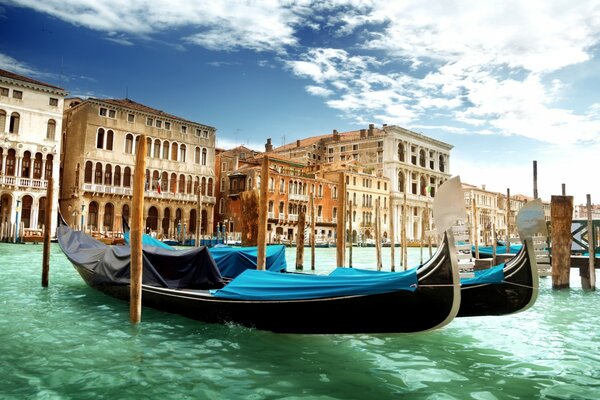 In Venedig sind Gondeln Schlösser und Wasser