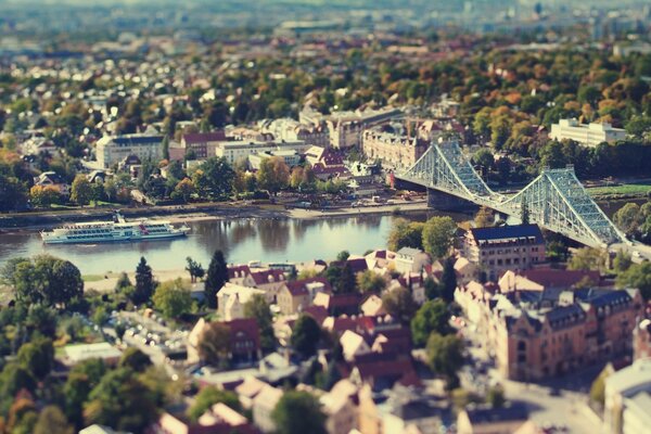 Una città in miniatura autunnale con un ponte su Dresda