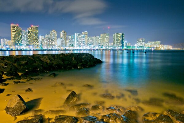 La ville de nuit d Hawaï dans les lumières