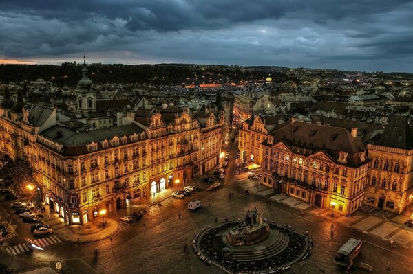 Plaza de la ciudad vieja en las luces de la noche