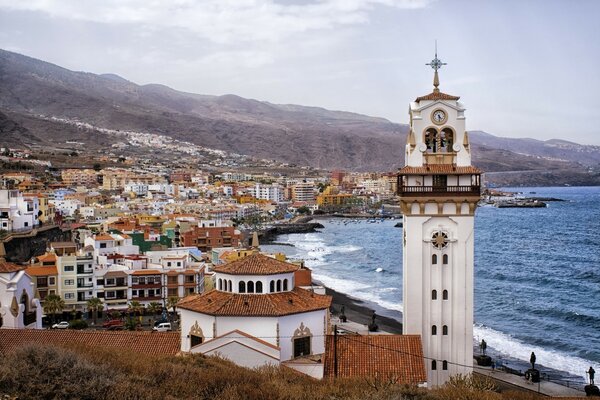 Bella vista Dell Oceano Atlantico e degli edifici della Spagna