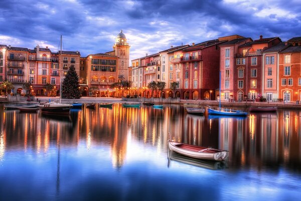 Côte de la ville avec des bateaux au crépuscule