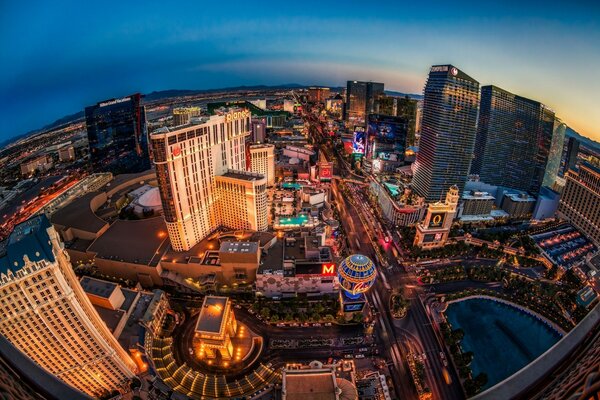 Un beau Panorama de la ville de Vegas sous le soleil du soir