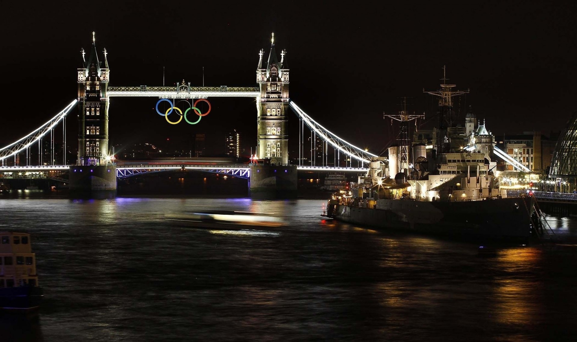 tamiza tower bridge noc pierścienie olimpijskie rzeka