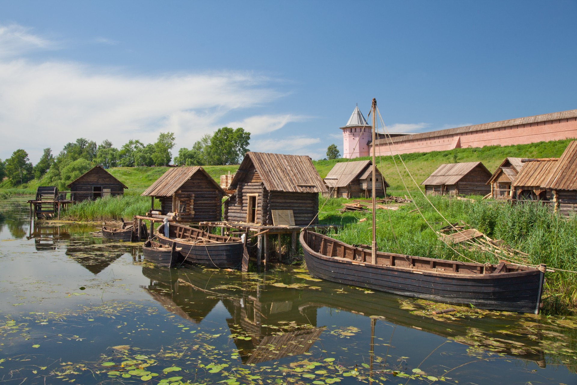 di legno fiume regione di vladimir città-riserva kamenka suzdal cremlino torre barche case